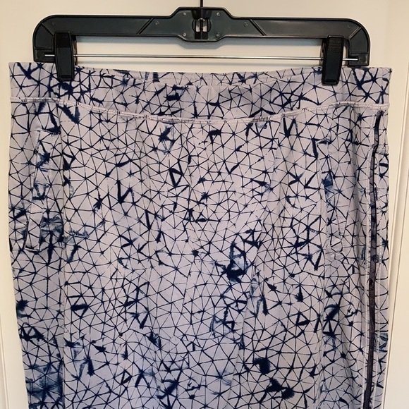 Lululemon Retreat Yogi Crop - Picture 7 of 12